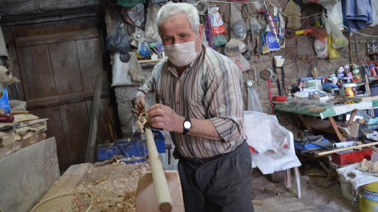 Ahşap eşyalara çeşitli motifler de işleyerek bir sanat eseri oluşturan Ayhan Yılmaz, bunları, komşularına, ziyarete gittiği yerlerdeki çocuklara hediye ediyor. 