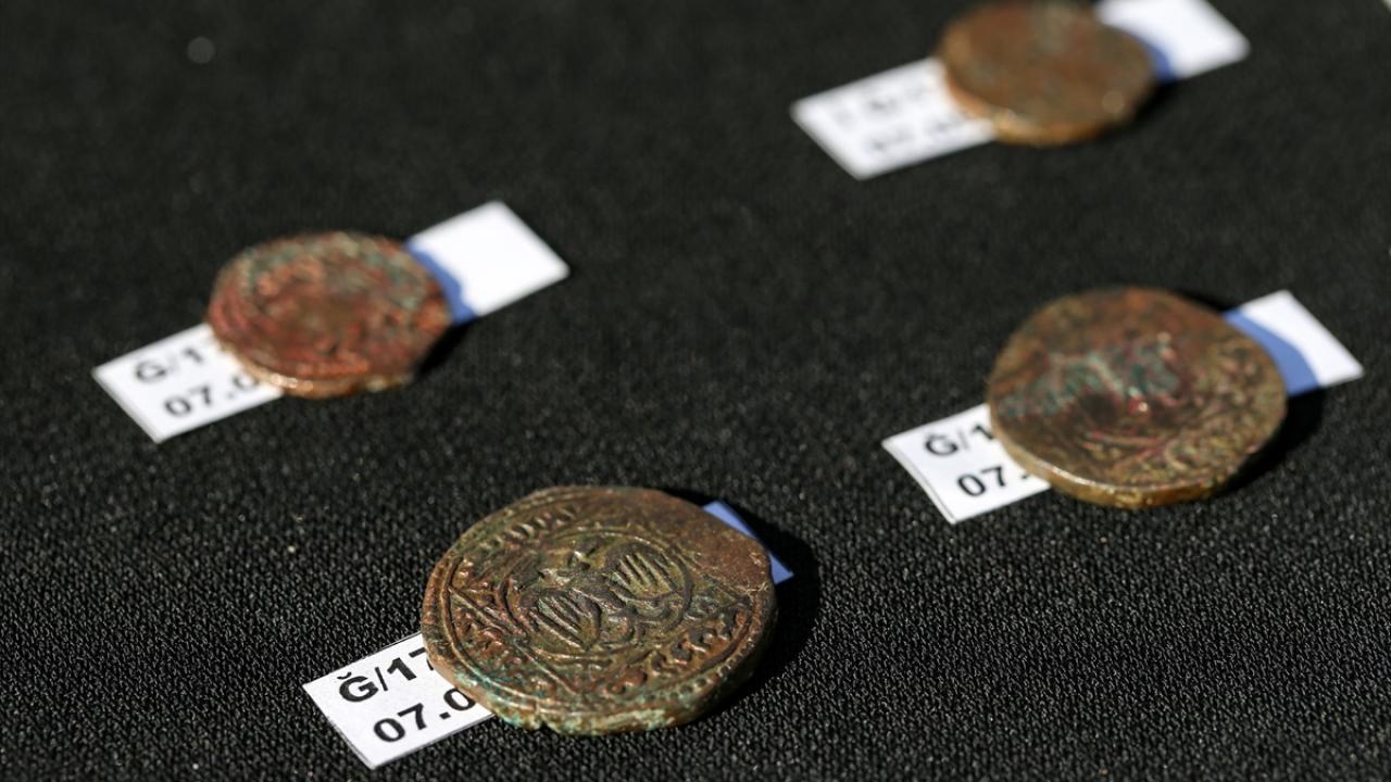 Yeni tip koronavirüs (Covid-19) salgını nedeniyle zor şartlar altında gerçekleştirilen kazıların tamamlanmasıyla MÖ 6100 yılından başlayan çeşitli dönemlere ait birçok taşınır kültür varlığı ortaya çıkarıldı.