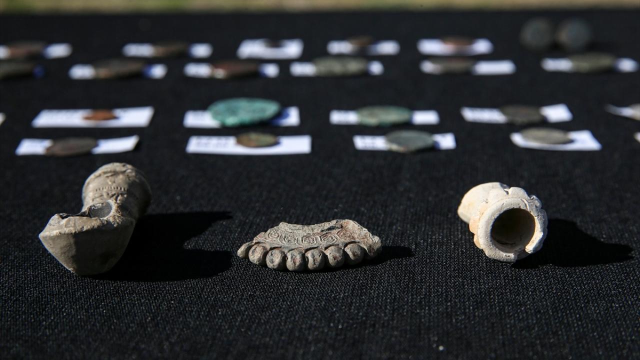 Kazılarda 1800 yıllık olduğu değerlendirilen su kanalları ve kalorifer sistemi ile yaklaşık 1700 yıllık mezar odalarının gün yüzüne çıkarıldığını ifade eden Yıldız, bunlar dışında taşınır kültür varlıklarının da bulunduğunu belirtti.