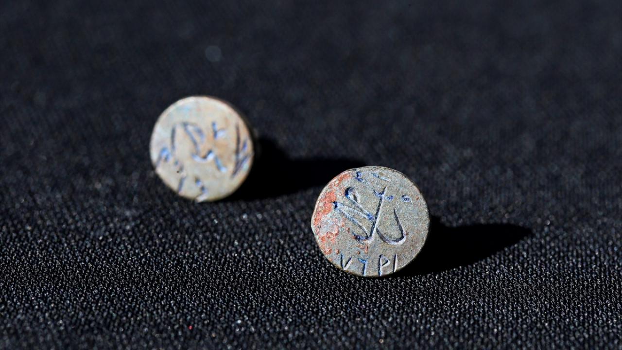 Hem geçen yıl hem de bu yılki kazı çalışmalarında üzerinde Nasırüddin Mahmud`un arması olan çift başlı kartalın yer aldığı sikkeler bulunduğuna dikkati çeken Yıldız, şöyle konuştu: