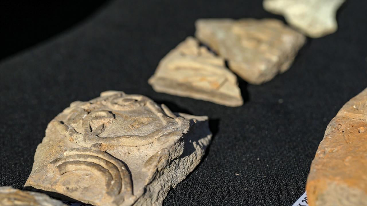 Bu dönem buluntular arasında sikkeler ve mühürlerin dışında hem taş hem de seramiklerin olduğunu bildiren Yıldız, her çağa ait seramiklerin bulunduğuna işaret etti.