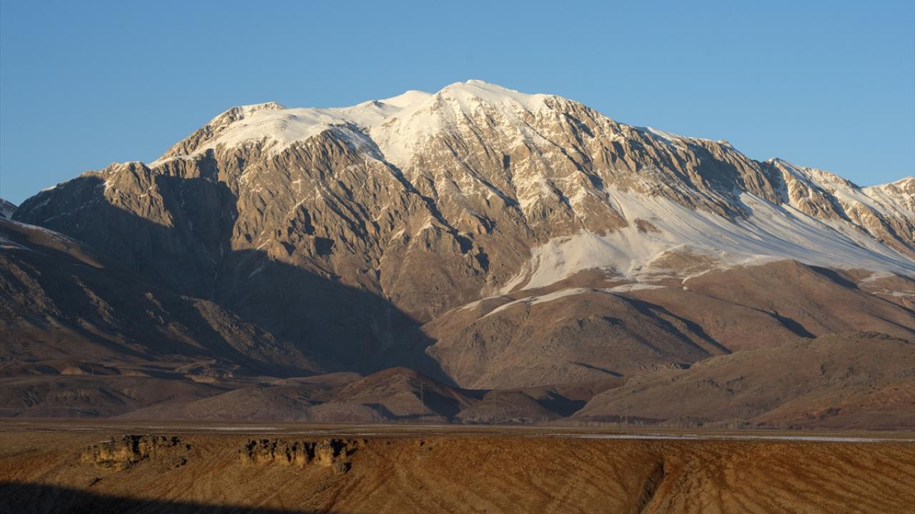 Munzur Vadisi Milli Parkı, Munzur Gözeleri ve Mercan Vadisi`nin bulunduğu ilçede, bir süre önce etkili olan kar yağışıyla dağlar beyaz örtüyle kaplandı.