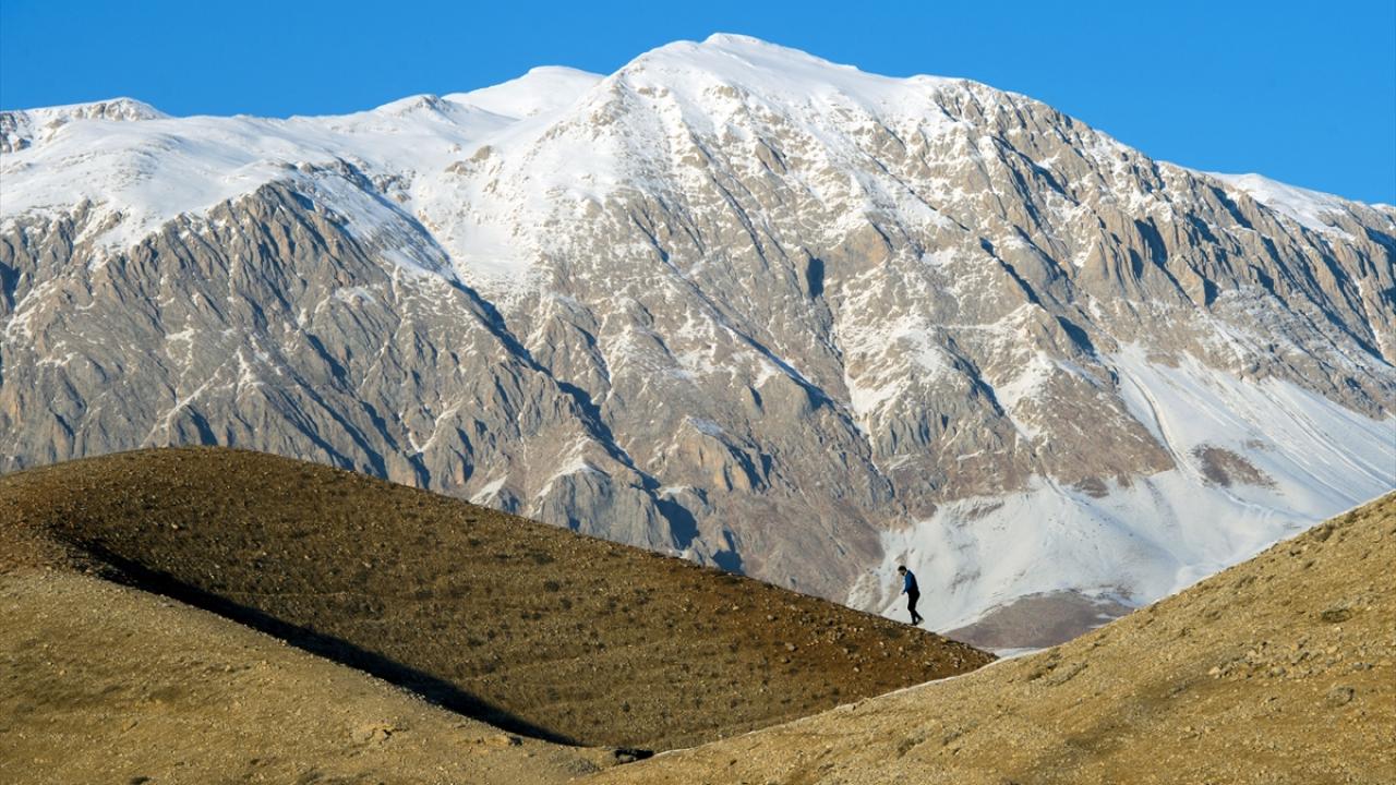 Kar yağışının yüksek kesimlerde aralıklarla etkili olduğu ilçede, bir başka güzelliğe bürünen Munzur ve Mercan dağlarında, seyrine doyumsuz manzaralar oluştu.