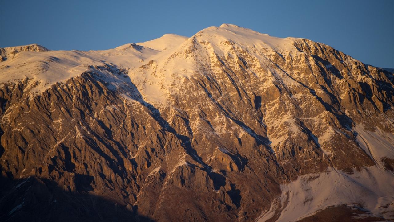 Yöre sakinlerinden Özkan Aktimur, AA muhabirine, Ovacık`ın her mevsim doğal güzellikleriyle göz kamaştırdığını söyledi.