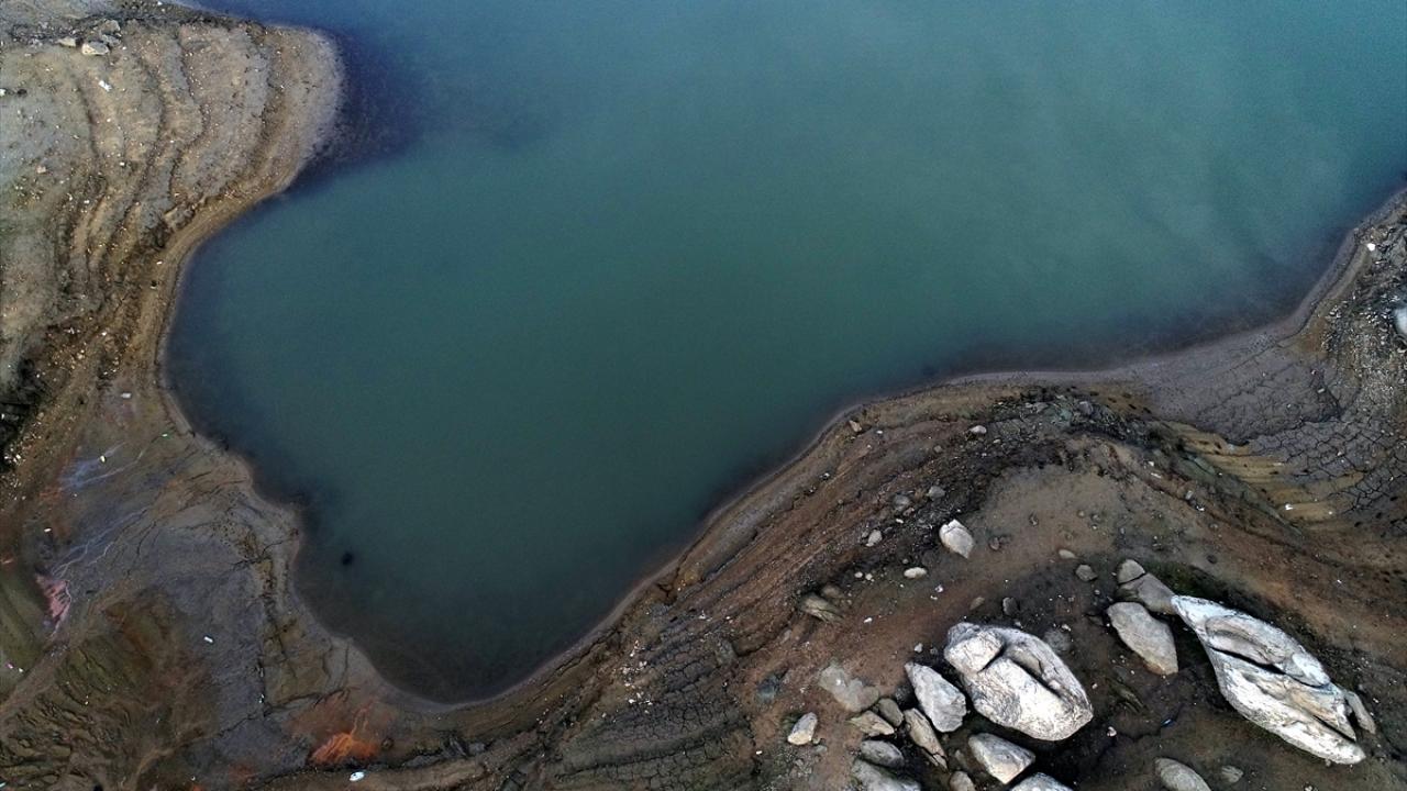 Son yılların en kurak döneminin yaşandığı Edirne, Kırklareli ve Tekirdağ`da 1 milyar 115 milyon 740 bin metreküp depolama hacmine sahip 14 barajın su seviyesi 373 milyon 259 bin metreküp olarak ölçüldü.