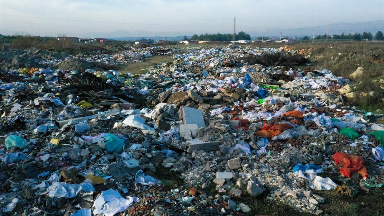 Hafriyat kamyonlarının her gün bölgeye gelip, moloz ve çöp döktüğünü aktaran bölge halkı, yetkililerin bu konuda gerekli çalışmaları yapmalarını istedi.