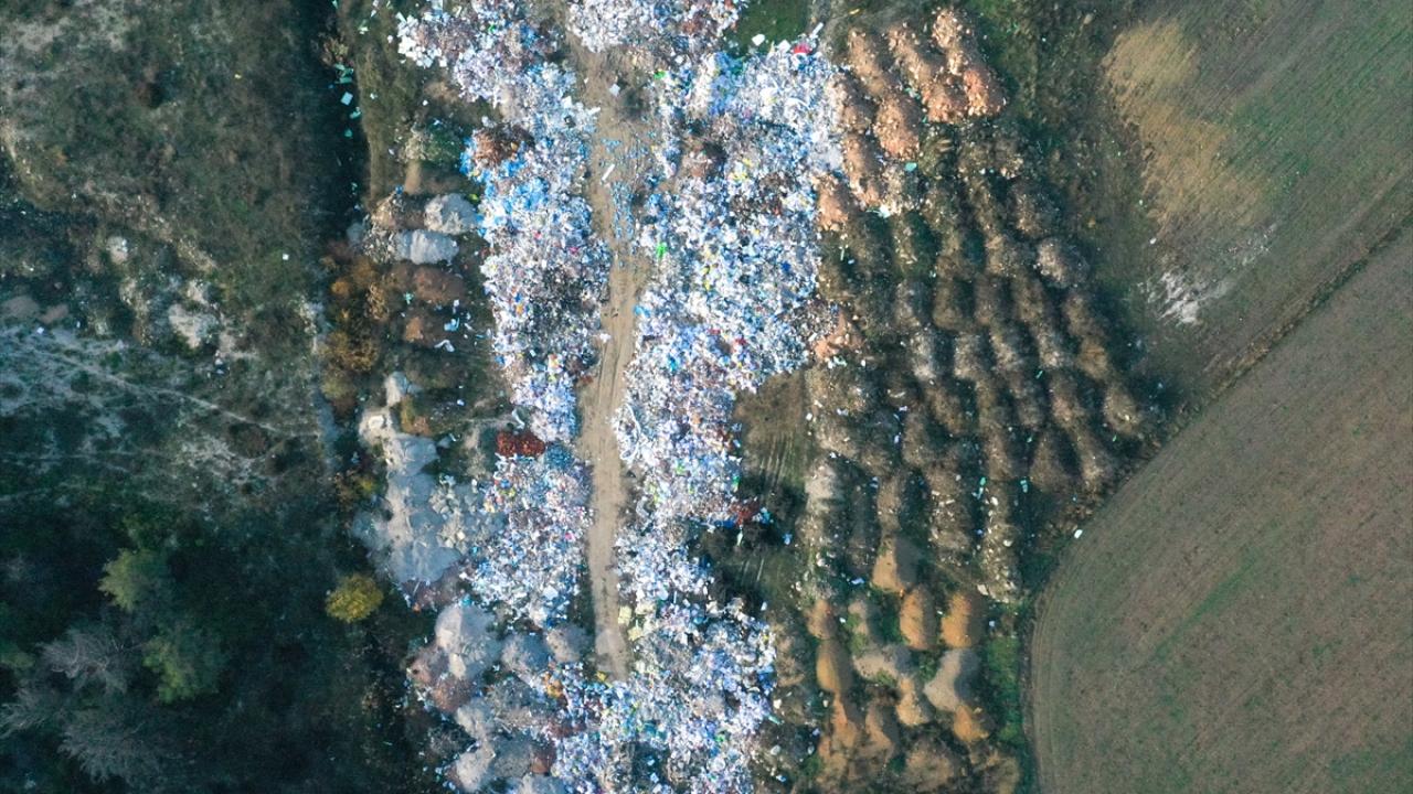 Öte yandan drone ile havadan görüntülenen alandaki molozların geliş bir alanı kapladığı görüldü.
