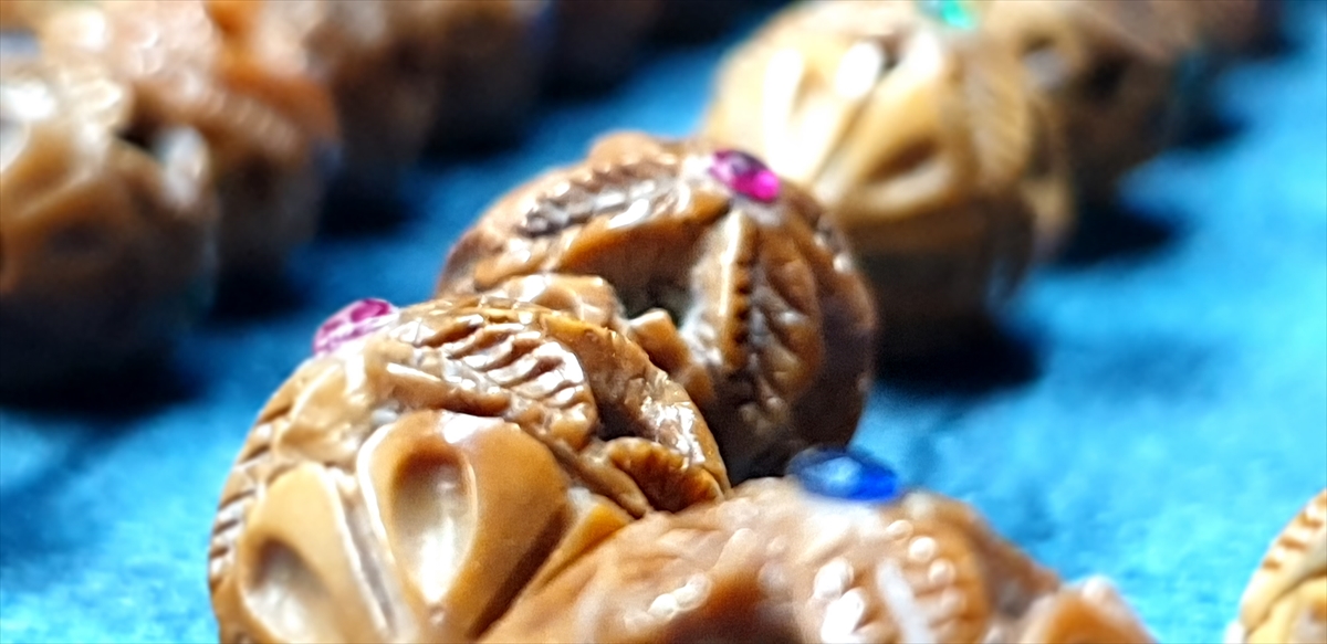 Atölyesinde ürettiği tespihleri yurt dışına da gönderdiğini belirten Eyrikaya, özellikle Almanya, İngiltere, Fransa ve Danimarka gibi Avrupa ülkelerinde yaşayan Türkler ile koleksiyonerlerden talepler geldiğini anlattı.