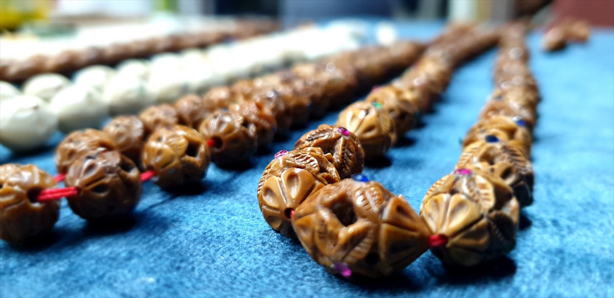 İlçede 8 yıldır tespih sanatı ve nakkaşlıkla ilgilenen Eyrikaya, tespih üretiminin sevgi ve sabır istediğini söyledi.