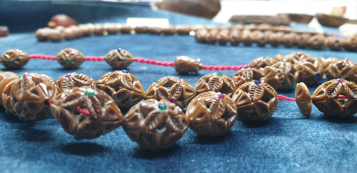 Tespihlerinde kullandığı malzemeler hakkında bilgi veren Eyrikaya, şöyle konuştu: