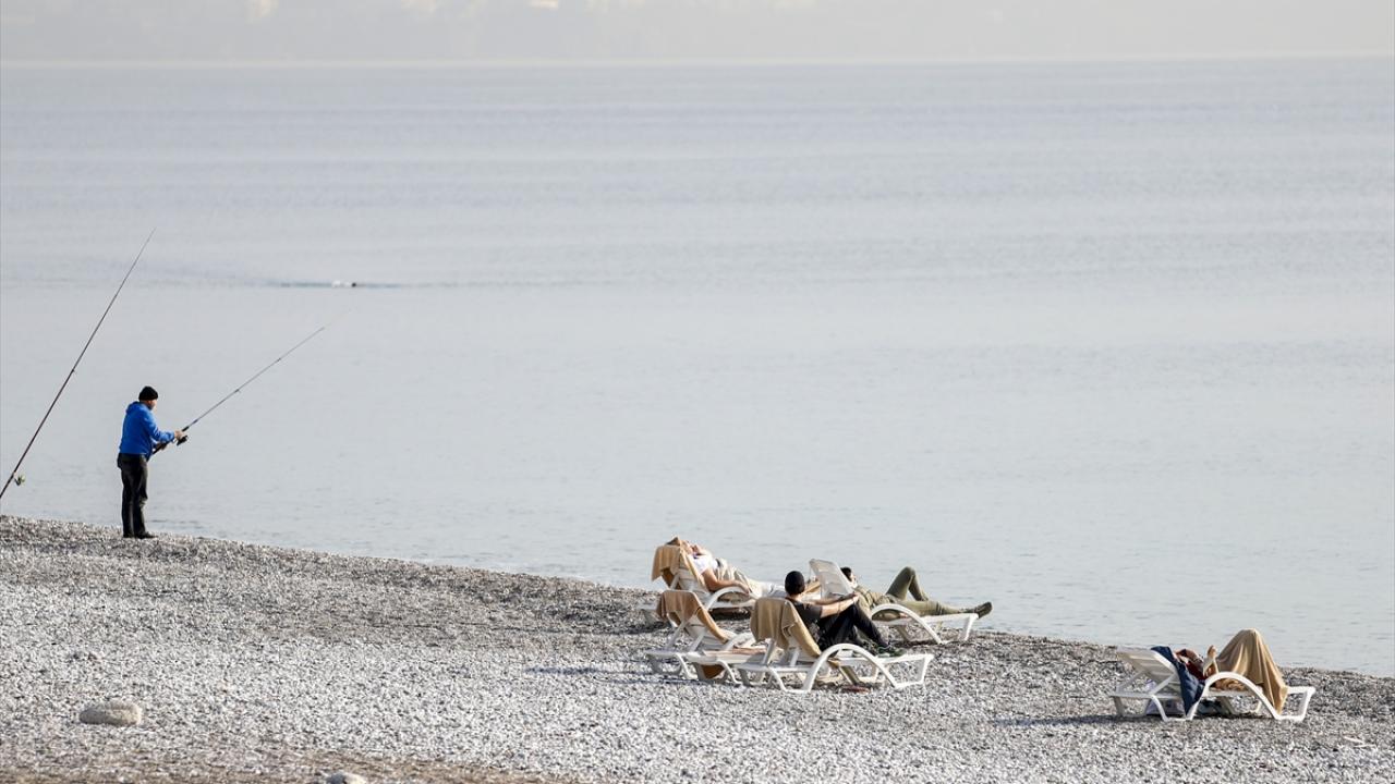Kentte hava sıcaklığı 19, deniz suyu sıcaklığı ise 20 dereceyi buldu. 