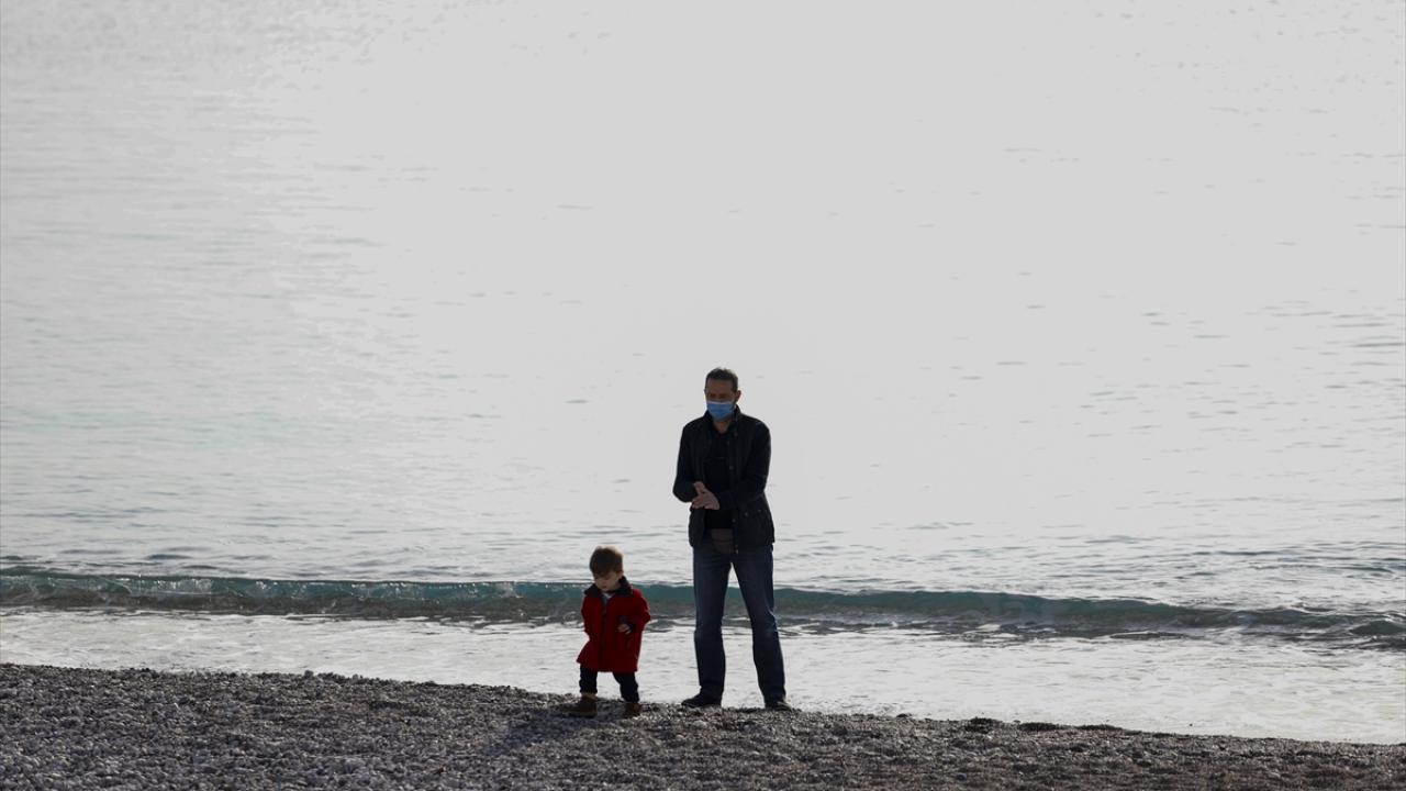 Sahillerde güneşlenenler zaman zaman denize girerek eğlenceli zaman geçirdi.