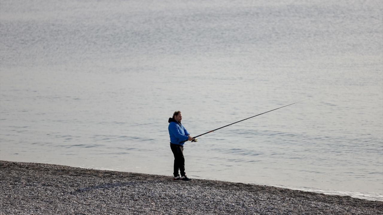 Bazı kişiler sahil bandında yürüyüş ve spor yaparken bazıları da bisiklete binmeyi ve balık tutmayı tercih etti.
