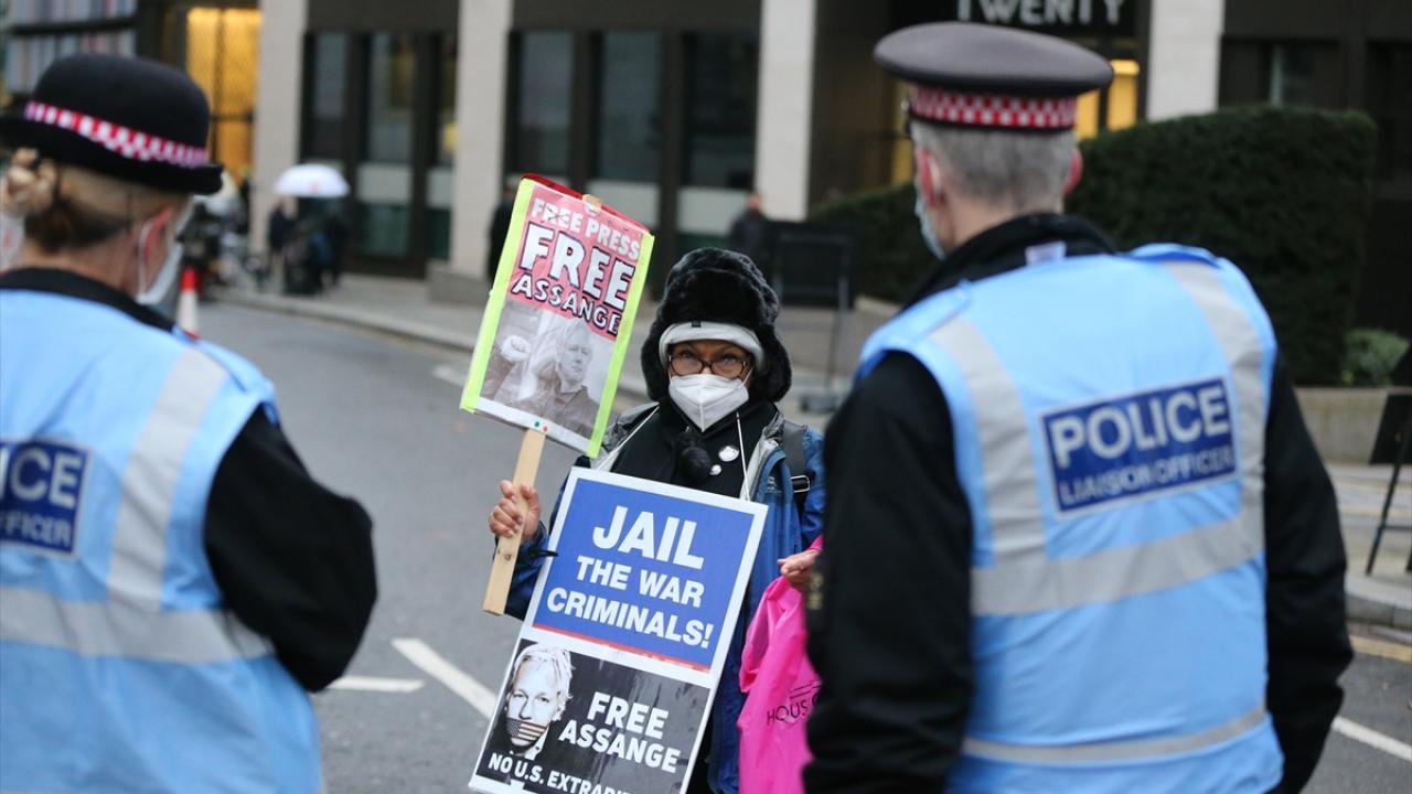 Assange, karar duruşması için başkent Londra`daki Old Bailey Mahkemesi`ne çıktı. 