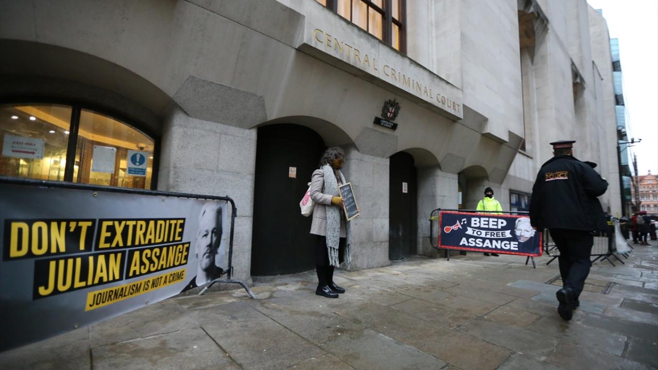 Hakim Vanessa Baraitser, Assange`ın intihar riskinin yüksek olduğunu ve ABD hapishanesinde özel idari önlemlere tabi tutulacağını, özellikle de istihbarat topluluğunun kendisine düşman olması nedeniyle, "gerçek bir risk altında" olduğunu belirtti. 