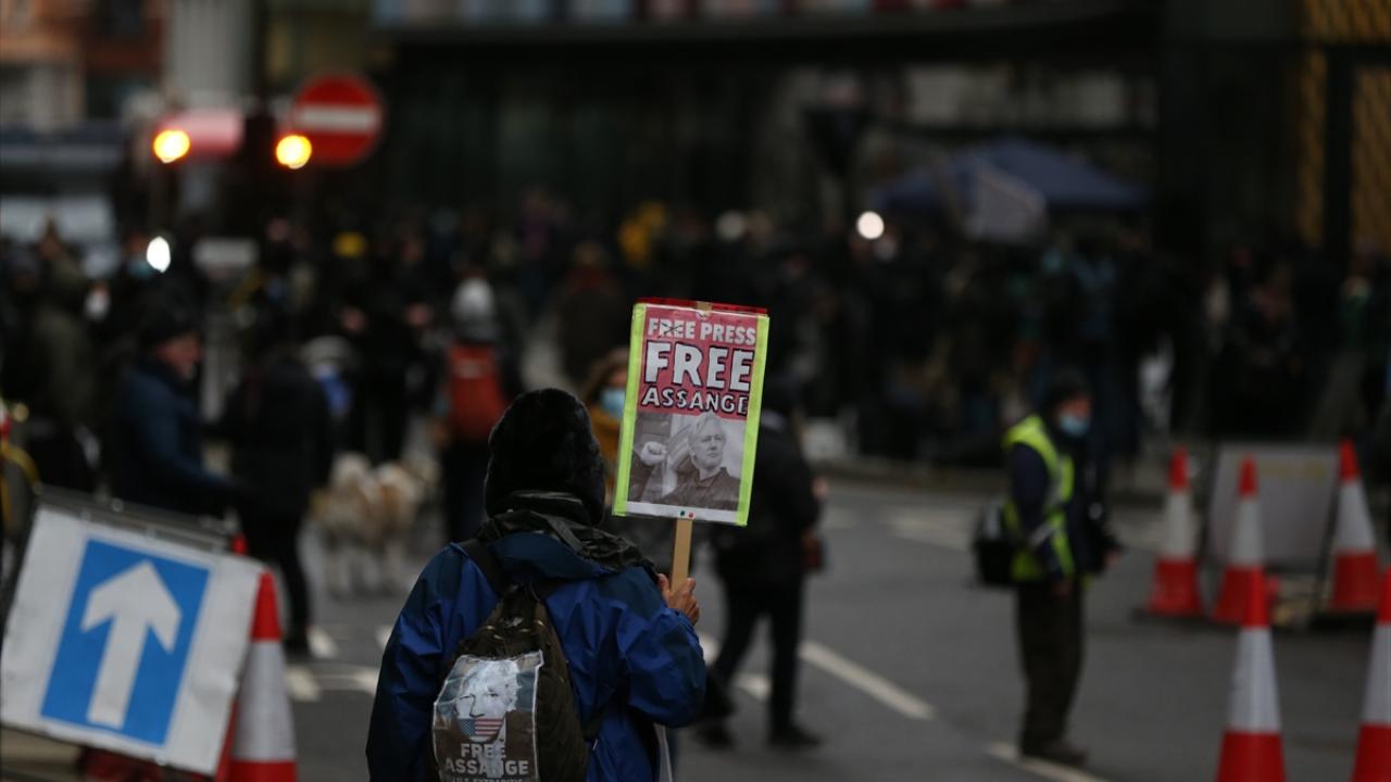 Kararın duyulmasının ardından mahkeme önündeki Assange`ın destekçileri sevinç gösterisinde bulundu. 