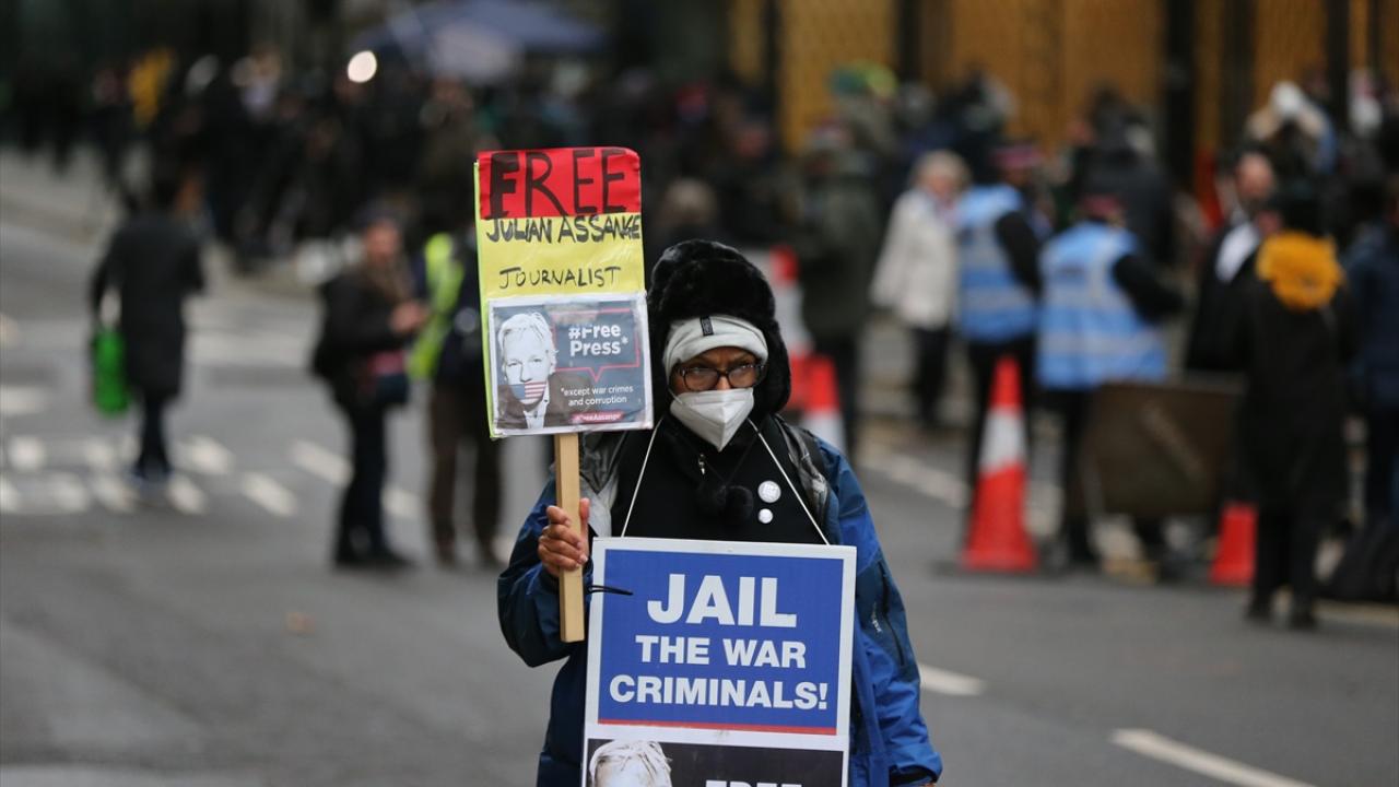 ABD`nin kararı temyize götürmesi beklenirken, avukatlarının ise Assange`ın kefaletle serbest bırakılması için başvuru yapacağı açıklandı.  