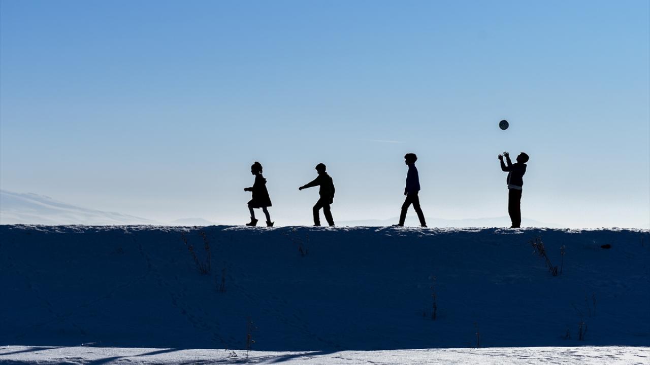 Selim ilçesine bağlı Söğütlü köyündeki çocuklar kar üstünde futbol oynayarak keyifli anlar yaşadı.