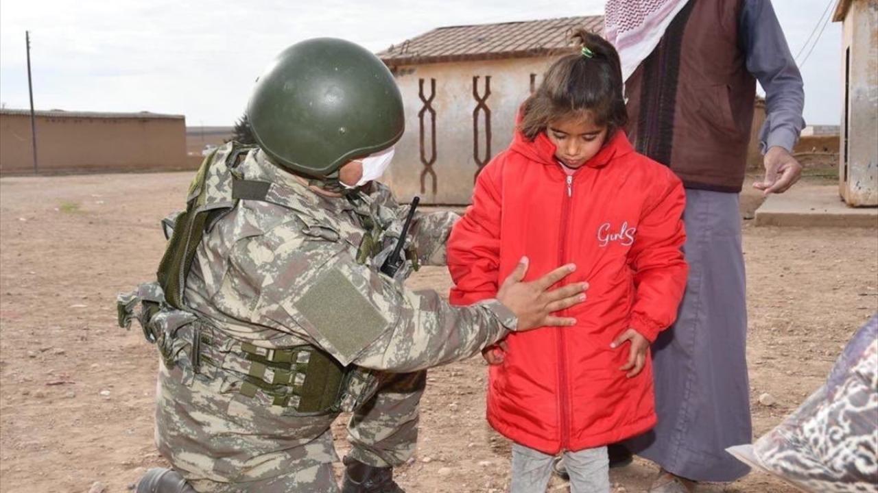Türk askeri, çocuklara 75 gıda paketi, 200 hırka, 250 çocuk montu, 250 plastik çocuk botu ve 1500 bebek bezinin dağıtımını gerçekleştirdi.