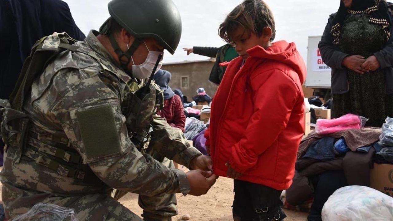 Milli Savunma Bakanlığından (MSB) yapılan açıklamaya göre, Barış Pınarı bölgesinde görev yapan askerler AFAD koordinatörlüğünde dağıtım gerçekleştirdi.