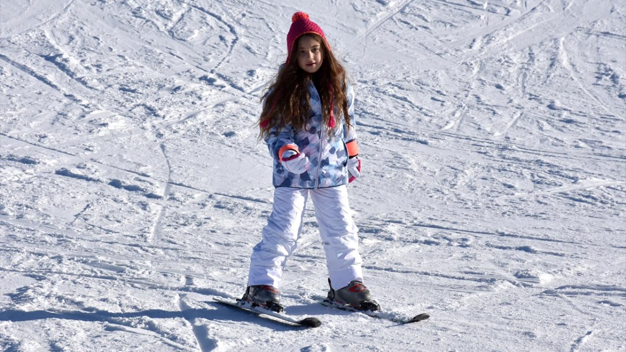 Geçtiğimiz günlerde kente direkt uçuşlarla gelen Ukrayna, Rusya ve Moldovalı turistler, kar kalınlığının 1 metreyi bulduğu pistlerde, kayak, snowboard ve kızak kayarak keyifli zaman geçirdi.