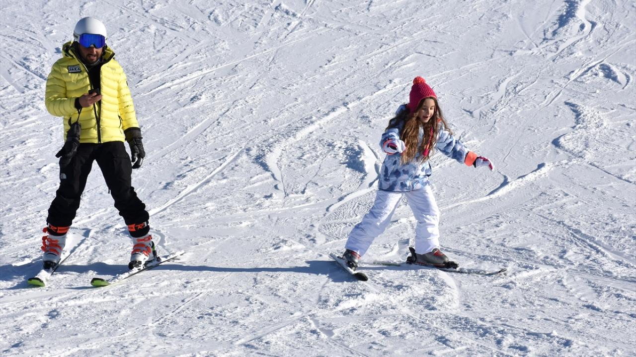 Yeni tip koronavirüs (Covid-19) salgını nedeniyle yılbaşı tatilinde ve hafta sonu uygulanan sokağa çıkma kısıtlamasında kayak yapamayan turistler, bugün pistlerde yoğunluk oluşturdu.