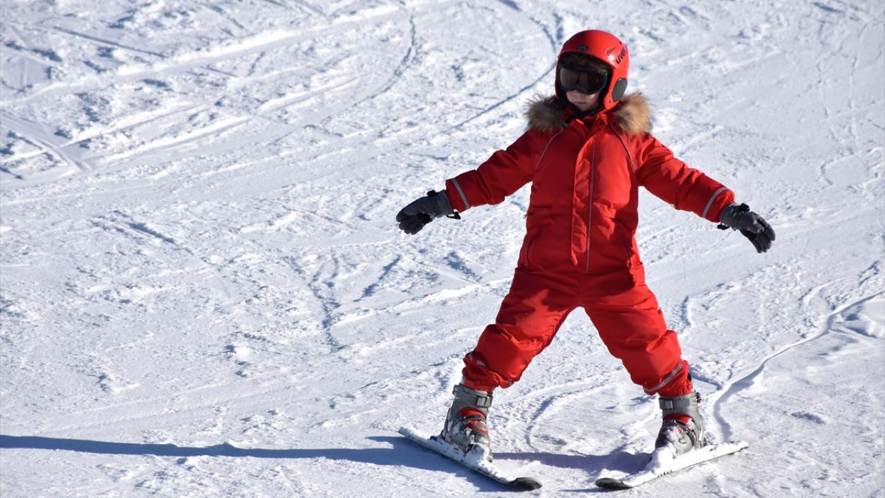 Palandöken Kayak merkezindeki Sway Otel Genel Müdürü Ömer Akça, günübirlik misafir almadıklarını, yerli kayakseverlerin ise HES kodu uygulamasıyla pistlere alındığını söyledi.