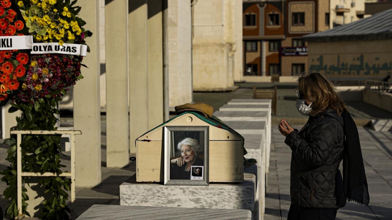79 yaşında yaşamını yitiren  Özmenek için Kocatepe Camisi`nde ikindi namazını müteakip cenaze namazı kılındı.