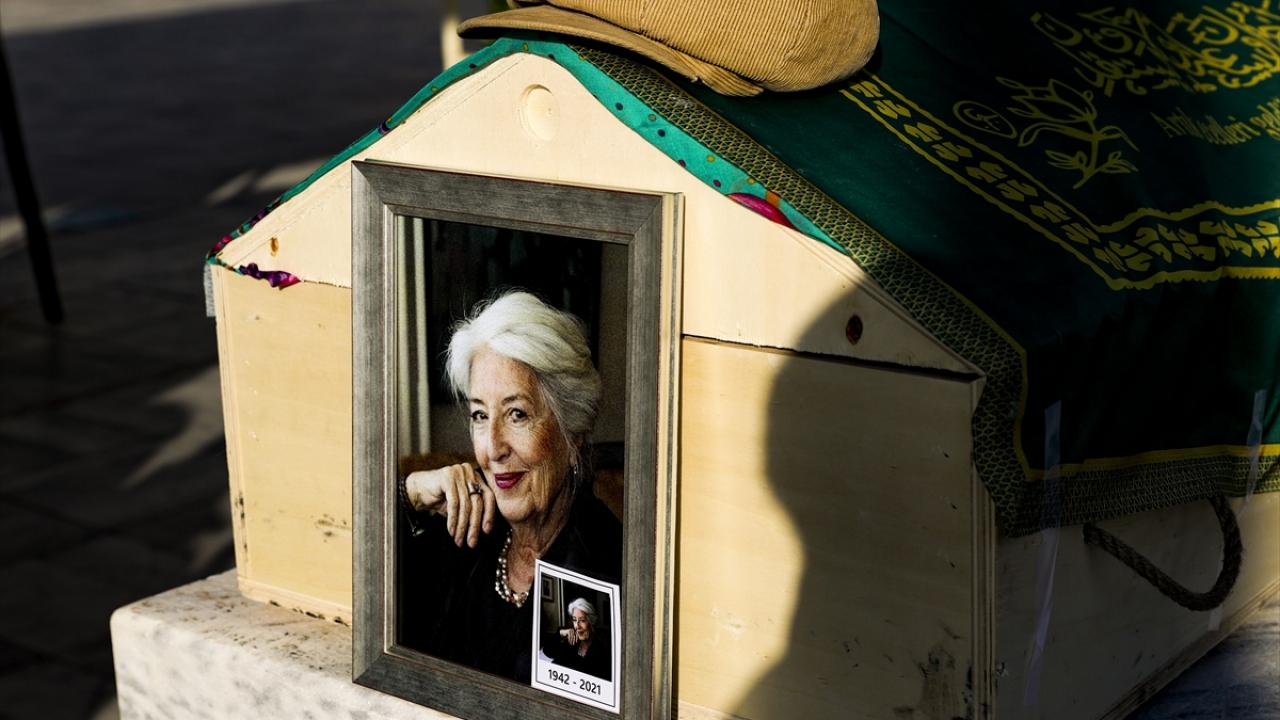 Özmenek`in naaşı, ailesi ve yakınlarının katıldığı cenaze namazının ardından Karşıyaka Mezarlığı`nda toprağa verildi.