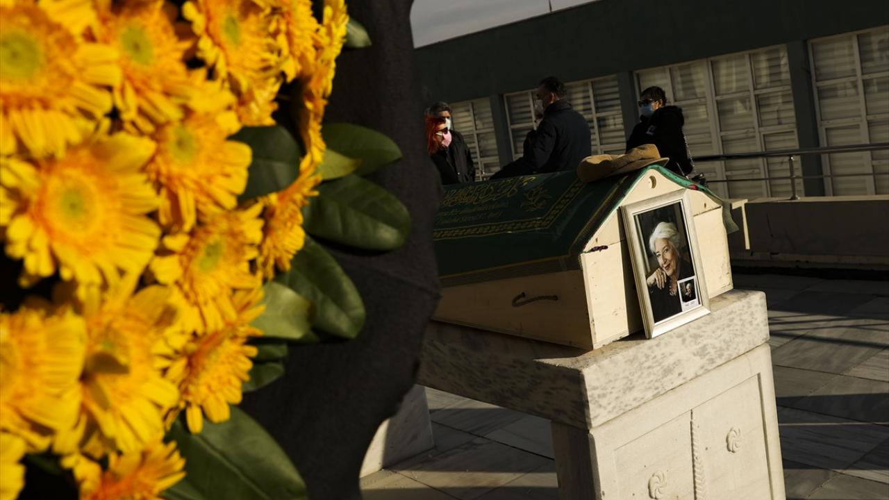 Özmenek, uzun yıllar TRT Radyo 3`te "Gençlere", "Beyaz Perde`den", "Ses Ustaları", "Yeni Plaklar Yeni Yorumlar" gibi çok sayıda klasik ve hafif müzik programları yaptı.