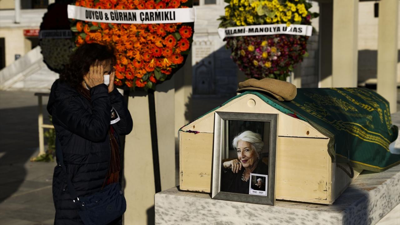 Yıllarca Cumhurbaşkanlığı Senfoni Orkestrası`nın hafta sonu konserlerinin canlı yayınlarını sunan Özmenek, birçok spikerin yetişmesinde de önemli rol oynadı.