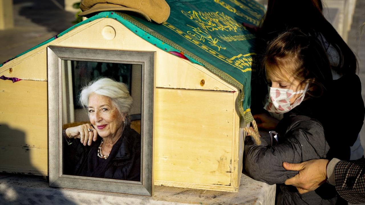 Ağustos 2020`de hayatını kaybeden gazeteci Varlık Özmenek`in eşi olan Aylin Özmenek, TRT `de bazı programlarda da görev aldı.