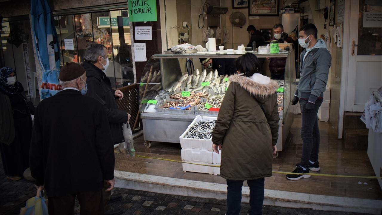 Balıkçı esnafı Sadık Kara, haftanın ilk günü vatandaşların yoğun ilgisi olduğunu, siparişlere yetişmekte zorlandıklarını söyledi.