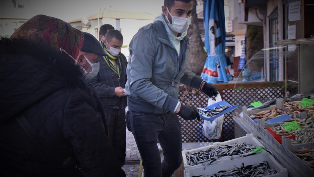 Geçen yıl bereketli sezon geçirdiklerini dile getiren Kara, "2021 yılına da aynı şekilde başlangıç yaptık. O yüzden balık satan esnafın ve vatandaşın yüzü gülüyor." dedi.