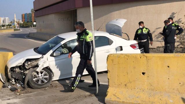 Polisten kaçarken kaza yaptılar, otomobillerinde silah ve çelik yelek çıktı