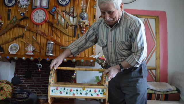 Evinde kurduğu atölyede çocuklar ve komşuları için ahşap eşyalar üretiyor