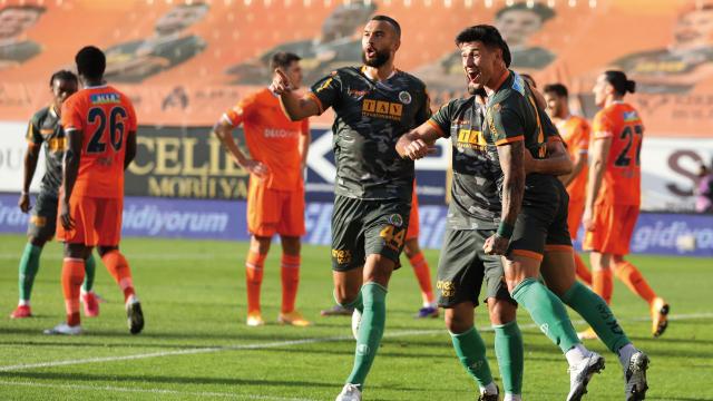 Alanyaspor Başakşehiri 3 golle geçti