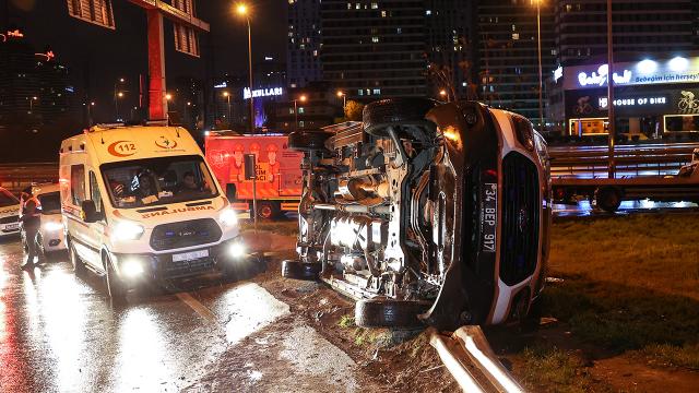 İstanbulda ambulans yan yattı: 2 yaralı
