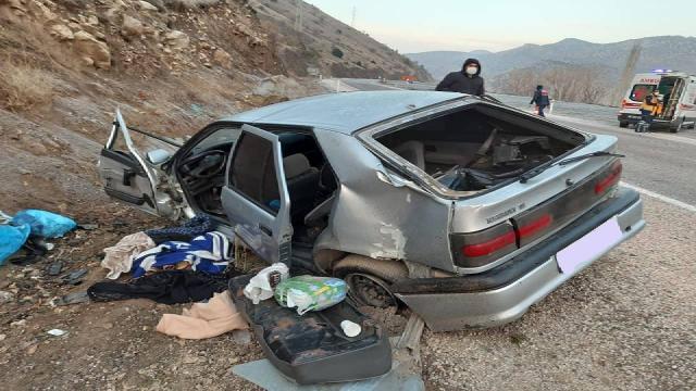 Tokatta otomobil kayalıklara çarptı: 1 ölü, 4 yaralı