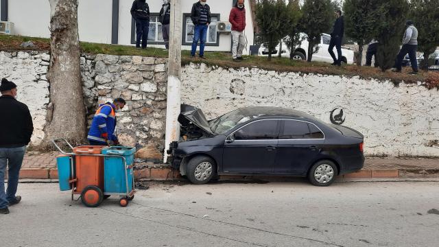 Adanada aydınlatma direğine çarpan otomobildeki 2 kişi yaralandı