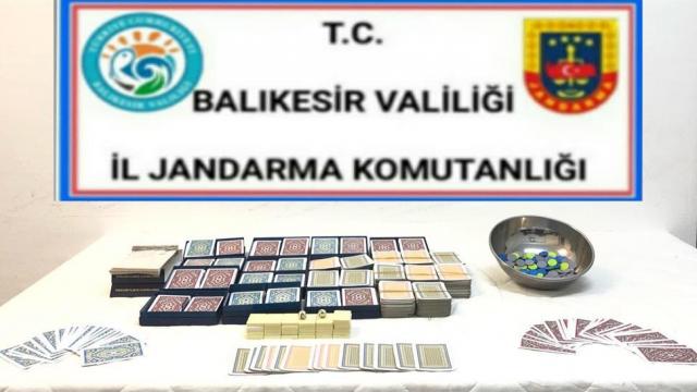 Ayvalık ve Havranda kumar oynanan iki evdeki 28 kişiye para cezası
