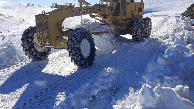 Bayburtta cenaze defni için kardan kapalı yol açıldı