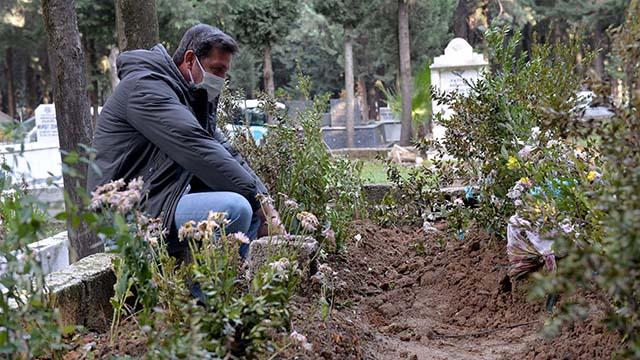Okul müdürü 21 günde anne, baba ve iki ablasını kaybetti