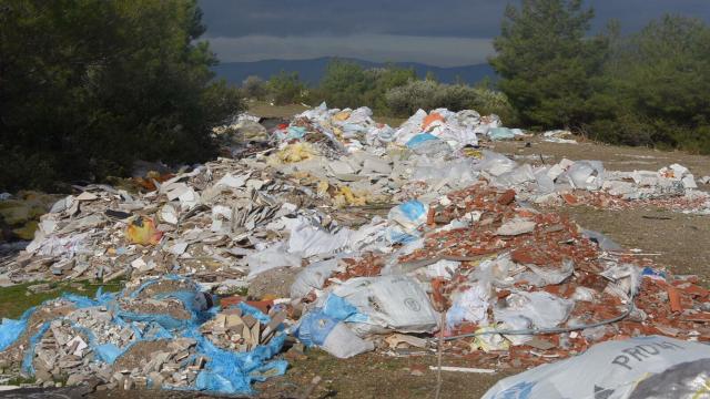 İzmirde ormanlara bırakılan molozlar tepki çekiyor