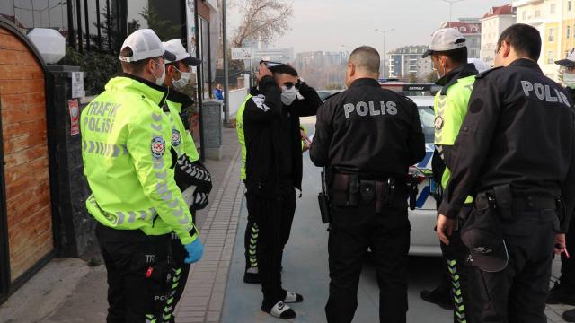 Kısıtlamada ehliyetsiz araç kullanan sürücüye 8 bin 250 lira ceza