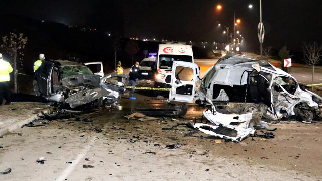 Elazığda otomobil ile ticari araç çarpıştı: 4 ölü