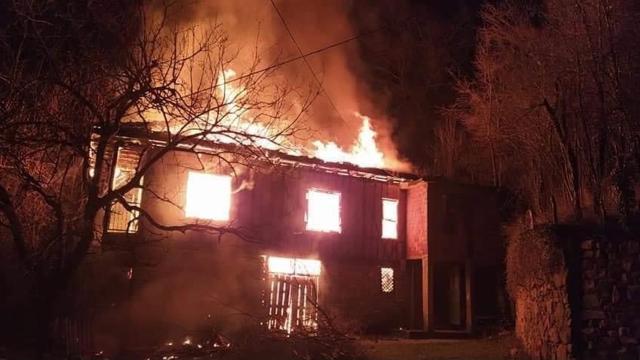 Bartında bir kişi sobayı tutuşturmak isterken evi yaktı