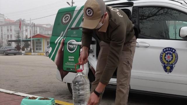 Ispartada sokak hayvanlarını kısıtlamada polisler besledi