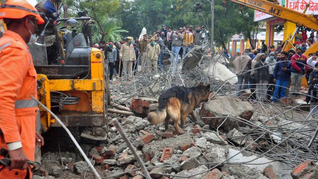 Hindistanda cenaze töreninde beton gölgelik çöktü: 23 ölü