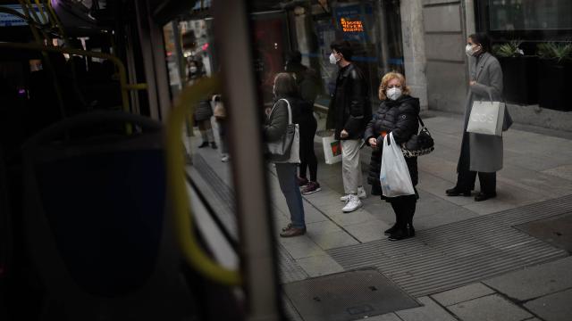 İspanyada son 24 saatte salgından 352 kişi öldü